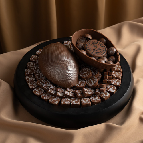 Cocoa in a luxurious wooden tray 15 - عرض صواني الخشب الفاخره عباره عن صينية كاكاو كيلو و٣٠٠ جرام بحشوات مختلفة ويفر بستاشيو ، برلين بندق بسكويت كرانشي ، أصابع الويفر ، بسكويت النوتيلا