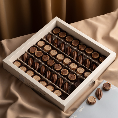 Mokaya cocoa - عبارة عن بوكس كاكاو ٤٨ قطعه ب ٣ حشوات بندق ، برلين كرمل ، كاكاو برلين كرانشي مع جوز هند