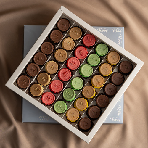 Petit Four the Roof - بيتي فور ٣٦ قطعه بحشوات مختلفة زعفران ، فستق ، فروالة ، كرمل كاكاو،