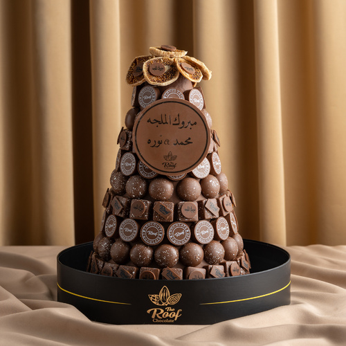 Cocoa Tower The roof 1 - برج كاكاو مع طباعة الاسم كيلو عبارة عن حشوات مختلفة ويفر بستاشيو ، كرمل مكسرات ، بستاشيو مع حبات الفستق مزينه بالتين المجفف الرجاء كتابة الاسم بالملاحظات اسم الى أسمين فقط⚠️