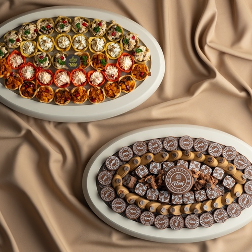 Luxury wooden trays offers 16 - عرض عبارة عن صينية خشب بتصميم خاص مع كيلو كاكاو بحشوات مختلفة برلين ،ويفر بستاشيو ، لوز بالكاكاو ، برلين بسكويت كرانشي مع صينية موالح سببشل تارت ٣٨ قطعه بحشوات مختلفة لبنه بالزعتر ، خلية الباذنجان والبطاط مع الطحينه ،خلطة لبنة بالجبن مع الخضروات ، خلطة الباذنجان مع البطاط