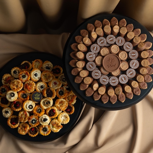 Luxury wooden trays offers 17 - عرض عبارة عن صينية خشب بتصميم خاص مع ٧٠٠ جرام كاكاو بحشوات مختلفة برلين بندق ، كرانشي لوتس ، ويفر بستاشيو ، كرانشي بسكويت برلين مع صينية ميني فطاير ٥ درازن بحشوت مختلفة لبنة زعتر برمان ، حمسة الباذنجان ، مشروم ،زهرة مع البطاط