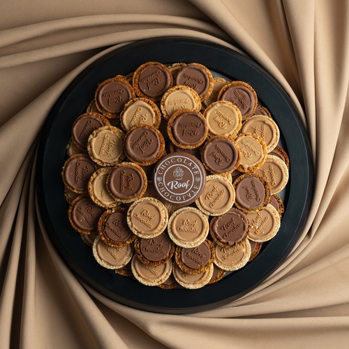 Wooden tray with cocoa nuts - صينية خشب بتصميم خاص مع مكسرات الكاكاو والكرمل فستق ، لوز ، بندق ، سمسم ٧٠ قطعه