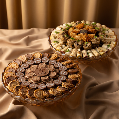 T2 offers - صينية كرستال بتصميم خاص مع ٩٠٠ جرام كاكاو بحشوات مختلفة ويفر بالبستاشيو ، برلين بندق بجوز الهند، مع مكسرات الكاكاو بندق ، بستاشيو ، سمسم ، لوز مع صينية موالح ٨٠ حبة عبارةعن ، توست بحسمات خاصه جزر بالبطاط ، باذنجان ، جبن موزريلا ، مع سمسم الزعتر بالطحينه والباذنجان مع البطاط مع سمسم التوريتس ، مع بقشة المسخن الدجاج كرسبي