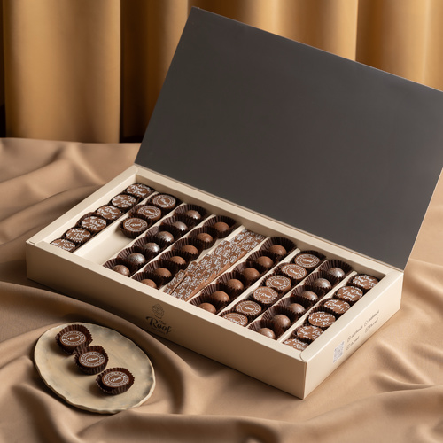 Oliver's Cocoa - عبارة عن بوكس كاكاو ٦٣ قطعه بحشوات مختلفة ويفر بالبستاشيو ، دولسي كرمل ، ويفر نوتيلا ، كرمل بسكويت كرانشي ،