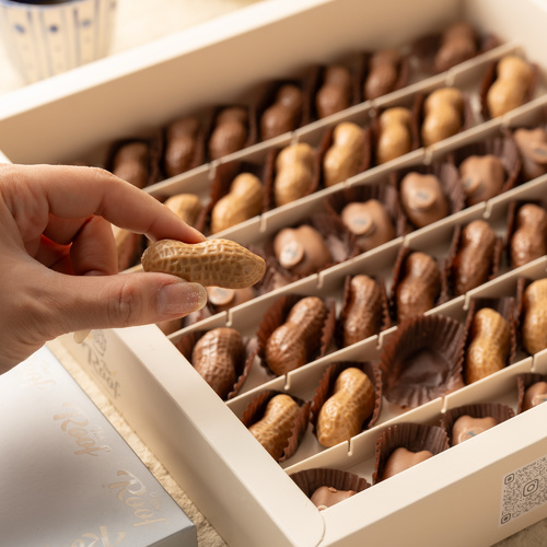 cocoa weep - عبارة عن بوكس كاكاو ٤٨ قطعه بحشوات مختلفة فول سوداني بالكرمل ، بيكان كاكاو ، كرانشي كاكاو نوتيلا