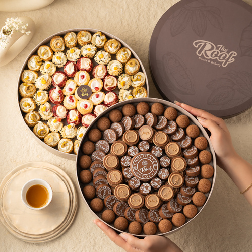 The Roof 8 Boxes Offers - عبارة عن بوكس كاكاو كيلو بحشوات مختلفة برلين بندق ، كرمل سولتي ، بودرة الكاكاو بالتوفي ،ويفر بستاشيو ، دولسي كرملمع بوكس ميني فطاير٥٥  قطعه بحشوات مختلفة لبنة بالجبن مع المكسرات، لبنة الشمندر، جبن الفيتا بالزعتر ، خلطة الاجبان