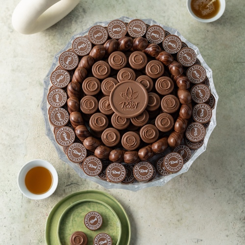 A1 Cocoa Tray - صينية كرستال مع كيلو كاكاو بحشوات مختلفة ويفر بالبستاشيو ، شيز كيك ، كرانشي مكسرات