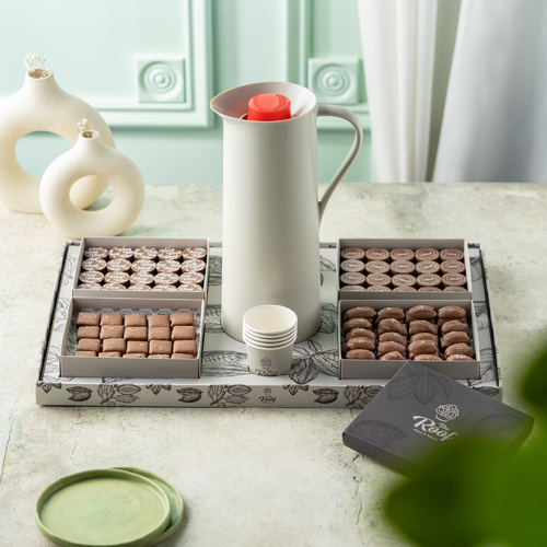 Arabic Coffee Offer 1 - عرض عبارة عن بوكس كاكاو ٨٠ قطعه بحشوات مختلفة ويفر بالبستاشيو ، برواني بيكان بالكرمل المملح ، توفي بسكويت ، سناكي فول سوداني مع مطارة قهوه عربيه و٢٤ كوب قهوه