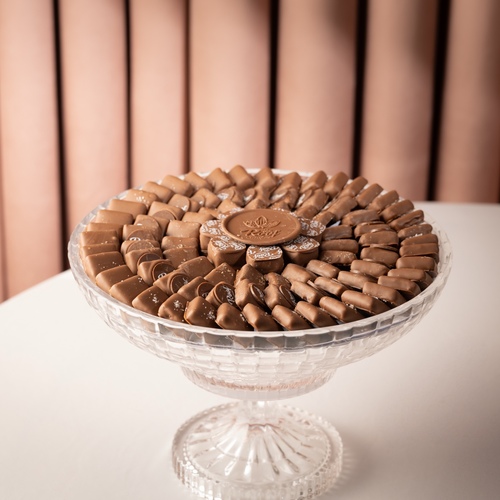 Crystal tray 1 - صينية كرستال بتصميم خاص مع ٨٥٠ جرام ١٠٠ قطعة كاكاو بحشوات مختلفة برلين بندق كرانشي، بستاشيو ، سناكي سولتي ، ويفر برلين