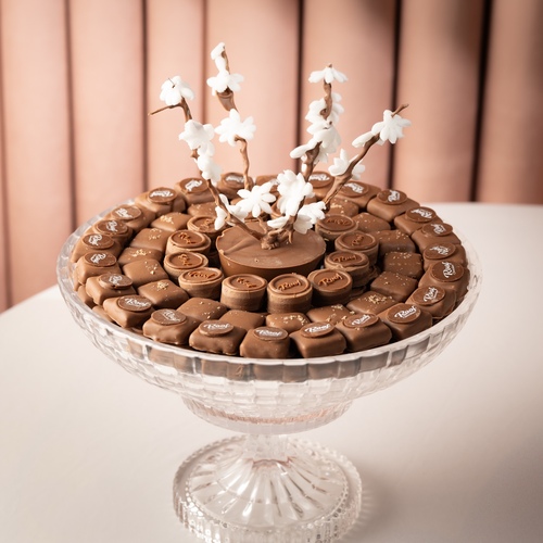 Crystal tray 3 - صينية كرستال بقاعده مع كيلو و ١٠٠ جرام ١٠٨ قطعة كاكاو بحشوات مختلفة  برلين بندق ، بستاشيو ، سناكي سولتي