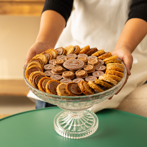 Crystal tray 4 - صينية كرستال قاعده مع ٨٥٠ جرام ٨٥ قطعه بحشوات مختلفة ، مكسرات بالكاكاو لوز سمسم بستاشيو الموند ، ويفر بالبستاشيو ، برلين بندق