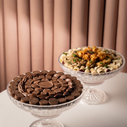 Crystal tray offers 2 - صينية كرستال قاعده مع كيلو ١١٨ قطعه كاكاو بحشوات مختلفة برلين كرانشي ، بستاشيو بالكنافة ، شيز كيك ، كرانشي بسكويت نوتيلا
مع صينية موالح ٨٠ حبة عبارةعن  ، توست بحسمات خاصه جزر بالبطاط ، باذنجان ، جبن موزريلا ، مع سمسم الزعتر بالطحينه والباذنجان مع البطاط مع سمسم التوريتس ، مع بقشة المسخن الدجاج كرسبي