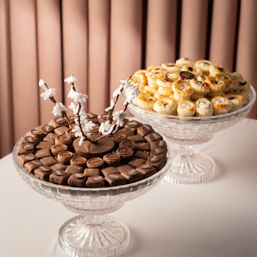 Crystal tray offers 3 - صينية كرستال بقاعده مع كيلو و ١٠٠ جرام ١٠٨ قطعة كاكاو بحشوات مختلفة  برلين بندق ، بستاشيو ، سناكي سولتي
 مع صينية فطاير٤٨ قطعه بحشوات مختلفة لبنة زعتر ، خلطة الحلوم ، خلطة جبن فيتا مع المكسرات ، خلطة اللبنة بالذره ، زعتر بالسمسم، جبن رمان