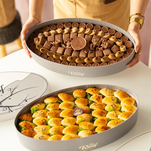 The Roof Boxes Offer 12 - عرض عبارة عن بوكسات ذا روف بتصميم خاص مع ١٢٠ قطعه بحشوات مختلفة برلين الكرمل ، سناكي سولتي ، مكسرات الموند بالكاكاو ، برلين كاكاو  مع بوكس ساندوش ٤٢ قطعه بحشوات مختلفة حلوم ، خلطة الباذنجان ،جبن كريمي ، خلطة البطاط والزهره