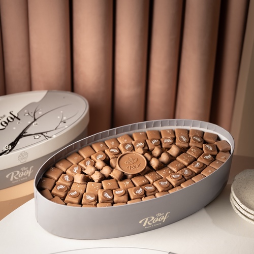 The Roof Cocoa Box 9 - عبارة عن بوكسات ذا روف بتصميم خاص مع ١٤٦ قطعة كاكاو بحشوات مختلفة سناك سولتي ، كورفلكس كاكاو كرانشي ، بستاشيو ، برلين