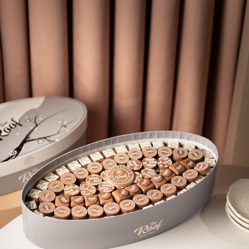The Roof Cocoa Box 11 - بوكسات ذا روف بتصميم خاص عبارة عن ١٢٥ قطعة كاكاو بحشوات مختلفة ويفر بالبستاشيو ، كرانشي كاكاو برلين ، كرمل بسكويت ،بستاشيو كاكاو