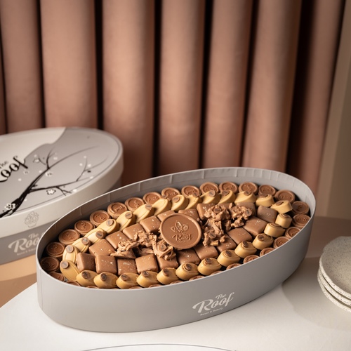 The Roof Cocoa Box 12 - عبارة عن بوكسات ذا روف بتصميم خاص مع ١٢٠ قطعه بحشوات مختلفة برلين الكرمل ، سناكي سولتي ، مكسرات الموند بالكاكاو ، برلين كاكاو