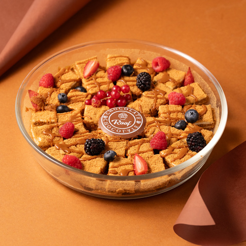 بايتس كيك العسل والكرمل - بايتس قطع كيك العسل والكرمل مع البسكويت وكريمة شيز مع قطع التوت بيري والفراولة تقدم باردة بالبايركس