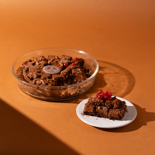 بايتس كيك الكاكاو والبسكويت - بايتس قطع كيك الكاكاو والبسكويت مع كريمة الشيز وقطع الفواكه تقدم باردة بالبايركس