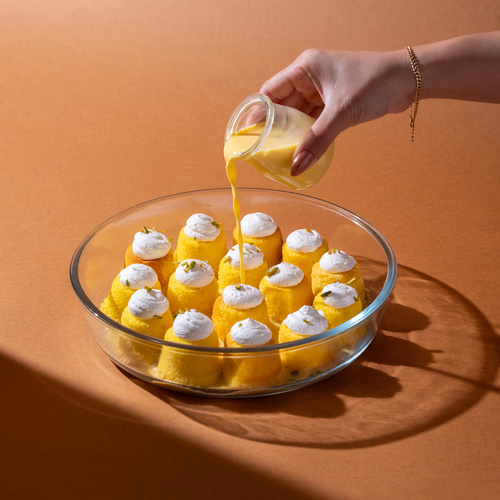 قطع كيك الزعفراني بالحليب - قطع كيك الزعفراني بالحليب مع صوص الزعفران تقدم باردة بالبايركس