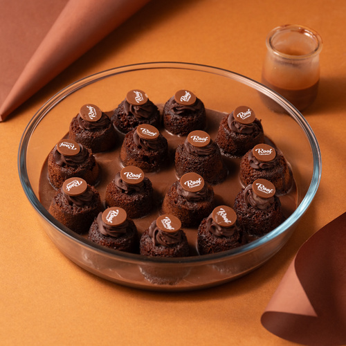 قطع ميني كيك الكاكاو - قطع الكيك بالكاكاو مع صوص الكاكاو تقدم باردة بالبايركس