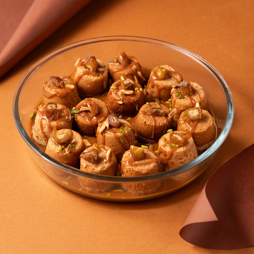 كيكة التمر والكرمل - قطع كيك التمر مع صوص الكرمل تقدم باردة&nbsp;15 قطعه