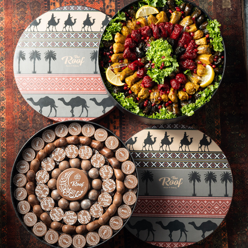 عرض بوكس السدو ١ - بوكس بتصميم خاص بالسدو مع كيلو كاكاو بحشوات مختلفة كرمل بسكويت ، ويفر بستاشيو ، برلين كرانشي ، دولسي كرمل ، ويفر نوتيلامع بوكس ورق عنب وملفوف ٦٠ قطعه بالليمون ودبس الرمان