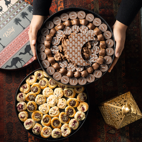 بوكس السدو ٢ - بوكس بتصميم خاص بالسدو مع كيلو كاكاو بحشوات مختلفة ويفر بستاشيو ، الموند كاكاو كرانشي ، كرمل بسكويت ،كورنفلكس كاكاو&nbsp;مع بوكس مبني فطاير بحشوات مختلفة ٤٠ قطعه زعتر سمسم، خلطة الاجبان ، لبنة بالجبن مع الذره