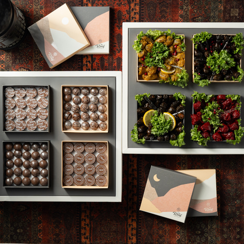 نوقا كاكاو مع ورق عنب وملفوف - ككاو نوفا عباره عن قطع الكاكاو البلجيكي باربع &nbsp;حشوات من &nbsp;اختيارنا حشوات بستاشيو ويفر المقرمش ، دولسي كرمل التوفي &nbsp;المملح ، ويفر النوتيلا، بسكويت الكرمل ٨٠ قطعهمع بوكس ٦٠ قطعه من الورق عنب والملفوف بالليمون ودبس الرمان