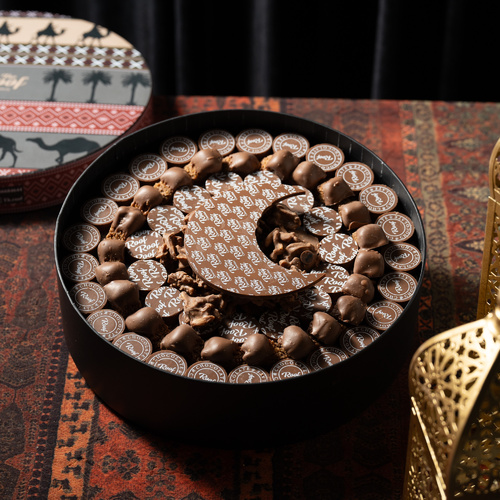 بوكس السدو كاكاو ٢ - بوكس بتصميم خاص بالسدو مع كيلو كاكاو بحشوات مختلفة ويفر بستاشيو ، الموند كاكاو كرانشي ، كرمل بسكويت ،كورنفلكس كاكاو