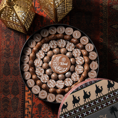 بوكس السدو كاكاو ١ - بوكس بتصميم خاص بالسدو مع كيلو كاكاو بحشوات مختلفة كرمل بسكويت ، ويفر بستاشيو ، برلين كرانشي ، دولسي كرمل ، ويفر نوتيلا