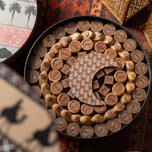 بوكس السدو كاكاو ٣ - عرض السدو عبارة عن كيلو و٢٠٠ جرام كاكاو بحشوات مختلفة برلين البندق ، كنافة بستاشيو ، كرمل كاكاو بجوز الهند، كرانشي البرلين