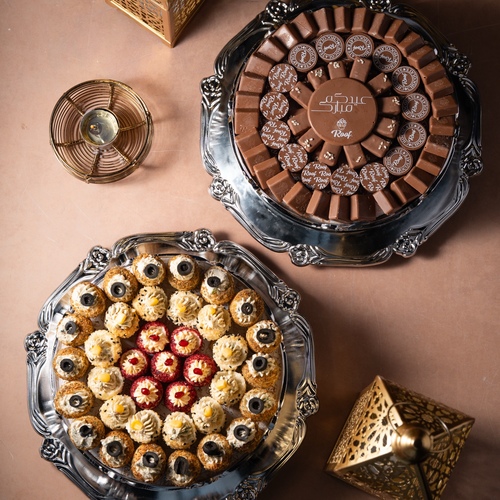 صينية كاكاو وموالح العيد ١ - صينية بتصميم خاص مع ٧٥٠ جرام ٩٠ قطعه كاكاو بحشوات مختلفة ويفر بالبستاشيو ، برلين كلاسيك ، كرمل بسكويت كرانشي ، رهش بالبستاشيو والسمسم ،&nbsp; مع صينية ميني فطاير ٣٦ قطعه بحشوات مختلفة ، خلطة الاجبان بالزعتر ، خلطة اللبنه مع الشيز، جبن فيتا بالمكسرات والذره