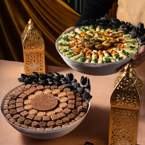 صينية كاكاو وموالح العيد ٢ - عرض عبارة عن صينية بتصميم خاص مع كيلو و١٠٠ جرام ((١٣٦ قطعه )) بحشوات مختلفة برلين كلاسك ، بستاشيو بالرهش والسمسم ، مكسرات البستاشيو &nbsp;مع قطعة كاكاو ، ويفر بالبستاشيو ، كرمل البرلين&nbsp;مع صينية موالح ٨٠ قطعه تورتيلا الشبنت مع خلطة الاجبان ، توست الجبنة الفرنسيه، تورتيلا خلطة التوريتس،تورتيلا خلطة البطاط مع الكاجو ، سمسية الزعتر بالفته ، سمسمية التوريتس جبن