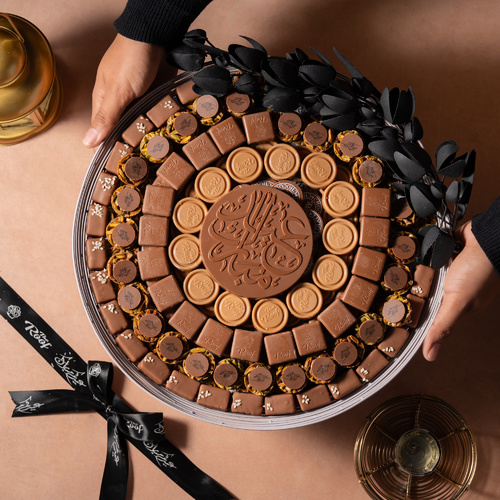 صينية كاكاو العيد ٢ - عرض عبارة عن صينية بتصميم خاص مع كيلو و١٠٠ جرام ((١٣٦ قطعه )) بحشوات مختلفة برلين كلاسك ، بستاشيو بالرهش والسمسم ، مكسرات الموند مع قطعة كاكاو ، ويفر بالبستاشيو ، كرمل البرلين&nbsp;
ملاحظة التوصيل قبل العيد بيوم من الساعه ٦ مساءا الى ١ صباحا ⚠️