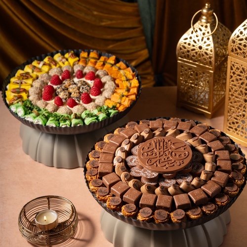 صينية كاكاو وموالح العيد ٤ - عرض عب عن صينية بتصميم خاص مع كيلو و١٠٠ جرام ((١٣٠ قطعه )) بحشوات مختلفة برلين كلاسك ، ويفر بالبستاشيو ، مكسرات الموند مع قطعة كاكاو ،كرمل بسكويت كرانشي، برلين الكرمل، مع صينية موالح سبيشل٦٥ قطعه بحشوات مختلفة تونيلا السبانخ مع خلطة الاجبان ، ورق عنب سمسم، تورتيلا بالبيكان مع خلطة جبن فيتا،تورتيلا توريتس، كور جبن فيتا بالمكسرات ، سلايس جبن &nbsp;مع التوت