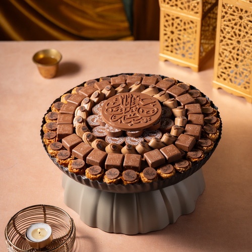 صينية كاكاو العيد ٤ - عرض عب عن صينية بتصميم خاص مع كيلو و١٠٠ جرام ((١٣٠ قطعه )) بحشوات مختلفة برلين كلاسك ، ويفر بالبستاشيو ، مكسرات الموند مع قطعة كاكاو ،كرمل بسكويت كرانشي، برلين الكرمل،ملاحظة التوصيل قبل العيد بيوم من الساعه ٦ مساءا الى ١ صباحا ⚠️