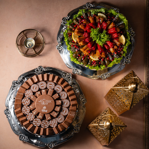 صينية كاكاو وموالح العيد ٥ - صينية بتصميم خاص مع ٧٥٠ جرام ٩٠ قطعه كاكاو بحشوات مختلفة ويفر بالبستاشيو ، برلين كلاسيك ، كرمل بسكويت كرانشي ، رهش بالبستاشيو والسمسم ،&nbsp;
مع صينية ورق عنب وملفوف ٦٠ قطعه بالليمون ودبس الرمان