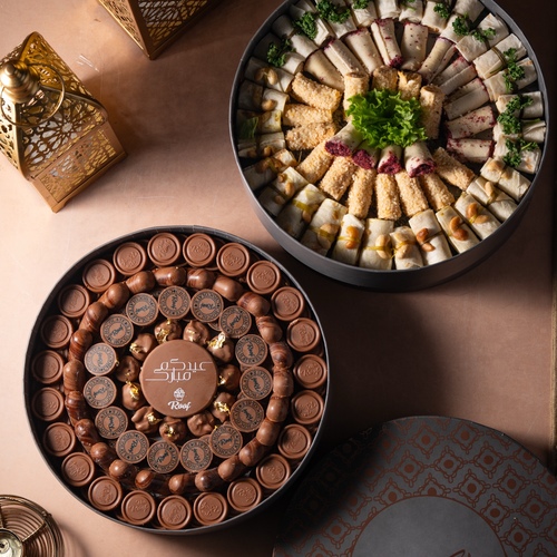 بوكسات العيد كاكاو وموالح ١ - بوكس بتصميم خاص للعيد مع كيلو وربع (( ١٣٥ قطعه )) بحشوات مختلفة شيز كيك بسكويت ، برلين كلاسك ، سناكي سولتي فول سوداني، كرانش كاكاو&nbsp;مع بوكس موالح ٦٠ قطعة تورتيلا بخلطة الاجبان ، توست السمسم بالجبنه الفرنسيه ، تورتيلا بخلطة البطاط،