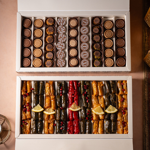 بوكسات العيد كاكاو وموالح ٤ - عرض العيد بوكس بتصميم خاص للعيد مع ٤٩ قطعه كاكاو بحشوات مختلفة برلين كرمل ، ويفر بستاشيو ، شيز كيك بسكويت ، كرمل كاكاو بالبرلين وجوز الهند، مكسرات الفستق مع قطعه كاكاو ، مكسرات الموند مع قطعة كاكاو ،مع بوكس ميني ورق عنب وملفوف ٧٢ قطعه بالليمون ودبس الرمان