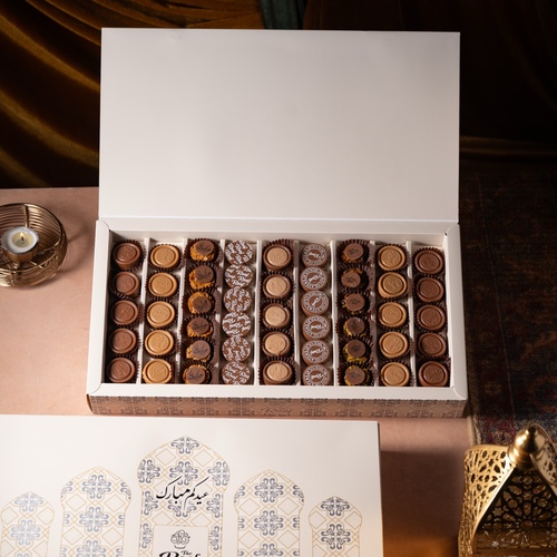 بوكس كاكاو العيد ٤ - عرض العيد بوكس بتصميم خاص للعيد مع ٤٩ قطعه كاكاو بحشوات مختلفة برلين كرمل ، ويفر بستاشيو ، شيز كيك بسكويت ، كرمل كاكاو بالبرلين وجوز الهند، مكسرات الفستق مع قطعه كاكاو ، مكسرات الموند مع قطعة كاكاو ،ملاحظه التوصيل قبل العيد بيوم من الساعه ٦ مساءا الى ١ صباحا⚠️