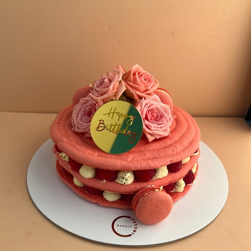 macaron cake - كيكه المكرون اللذيذه محشوه بكريمه الورد وقطع اللشي ومزينه بالتوت والمرد