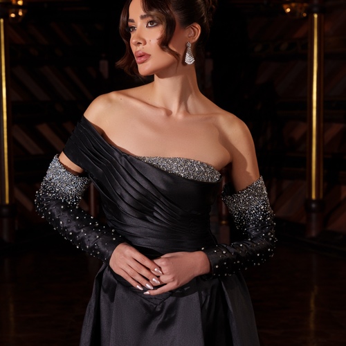 Outlet - ✨ Elegant black Mikado dress with a flared cut and dropped waist.
💎 Hand-embellished with silver crystals for a luxurious touch.
📏 Size: Small
🖤 Only one piece – Clearance Sale