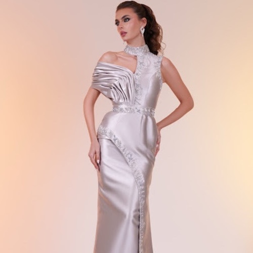 outlet - ✨ A luxurious piece with refined feminine details
👗 Made of Mikado fabric in silver with a beige undertone
💎 Hand-embellished with silver crystals and pearls for a unique sparkle
📏 Size: X-Small
🖤 One exclusive piece only