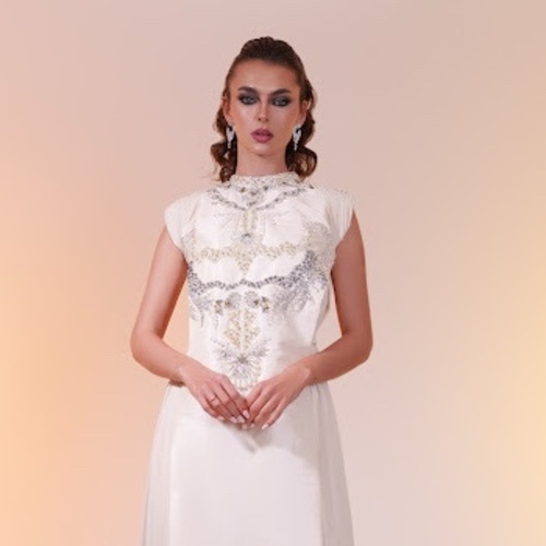 outlet - ✨ A two-piece elegant dress with a unique design
👗 Inner dress in beige chiffon with an upper layer of stretch taffeta
💎 Hand-embellished with pearls and mixed crystals (silver & gold)
📏 Size: Small – Same piece as shown on the model
🖤 A standout piece and still among the most requested