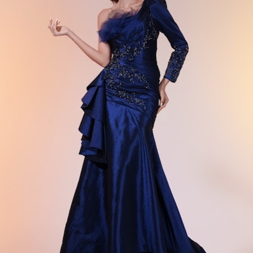 outlet - ✨ Luxurious dress with an elegant design
👗 Made of taffeta combined with gazar, hand-detailed in royal navy
📏 Size: Small – Ready to wear
💎 A glamorous piece, perfect for prestigious occasions
🖤 Available now at an unbelievable price – Only one piece