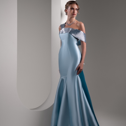 دار الَِٰــعــــنـــزيَِه - مارينا لايت بلو - فستان سهره من الميكادو الاسباني  مع خزر مشغول يدوي  المقاسات المطلوبه  الطول  الصدر  الخصر  الورك  الكتف