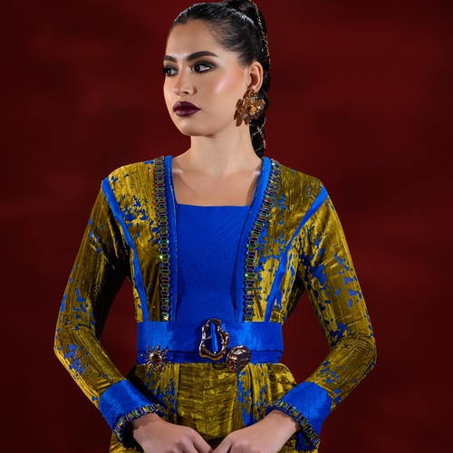 Royal – - A luxurious jumpsuit crafted from velvet and chiffon with textured crushed velvet, embellished with crystal detailing on the shoulders and sleeves. An elegant design that blends sophistication and femininity, perfect for refined occasions and special receptions.Measurement



Bust&nbsp;




Waist&nbsp;




Hip&nbsp;




Shoulder




Sleeve Length&nbsp;




Jumpsuit Length&nbsp;




Leg Length&nbsp;




Height