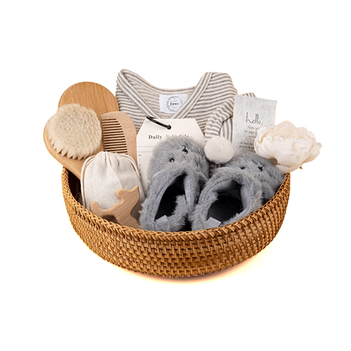 Baby basket - We have collected a luxury newborn kit for you  Dress sizes: From 0 to 3 months  Shoe size 12-13